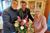 Glückwünsche zum 105. Geburtstag von Margarete Urban: Es gratulieren neben anderen  Siegmar Thiele (l.) und   Torsten Seelig. 