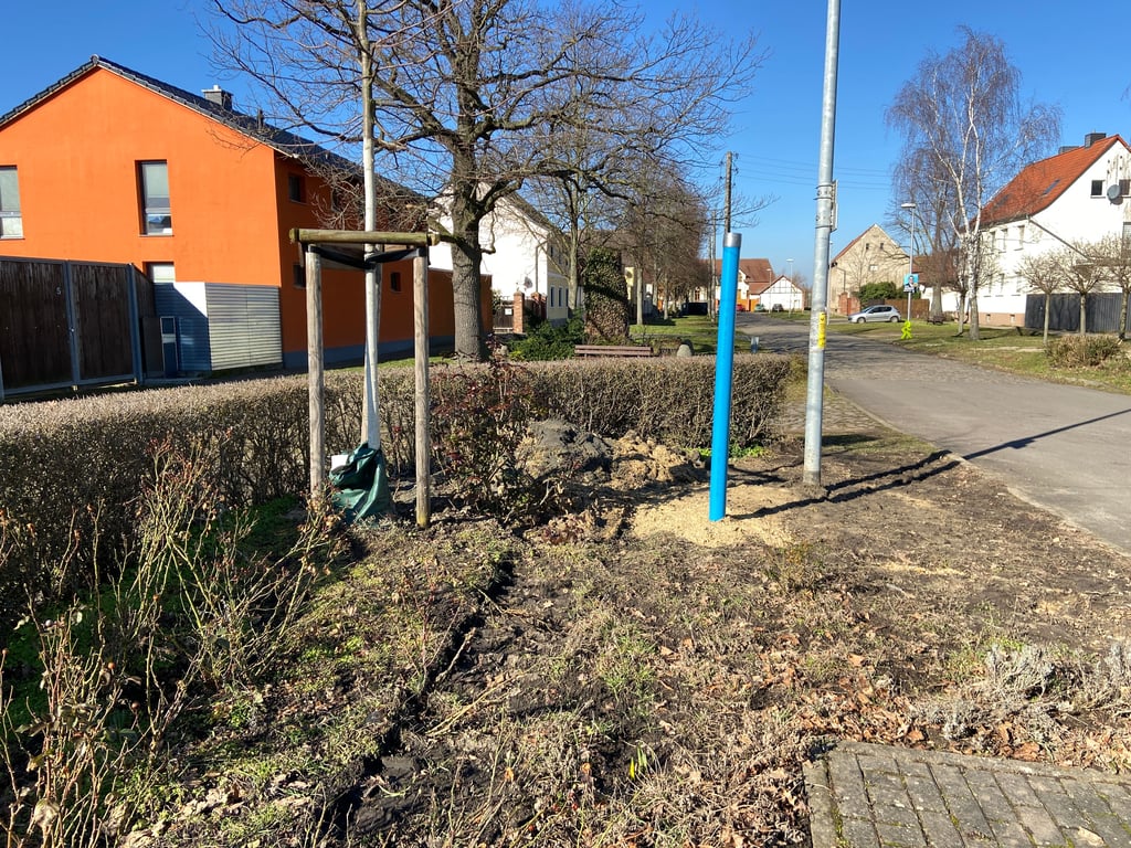 An der Fläche in Pechau, Ecke Hauptstraße und Breite Straße, in Magdeburg, wird derzeit ein neuer Löschwasserbrunnen errichtet.