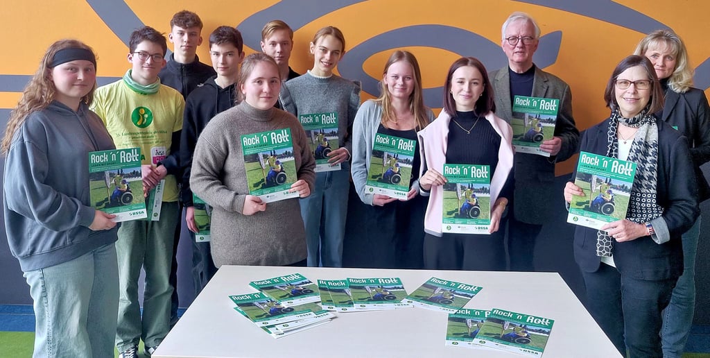 Die Redaktion der Schülerzeitung mit BSSA-Präsident Volkmar Stein, Lehrerin Angelika Weber und Schulleiterin Birgit Freihube (v.l.)