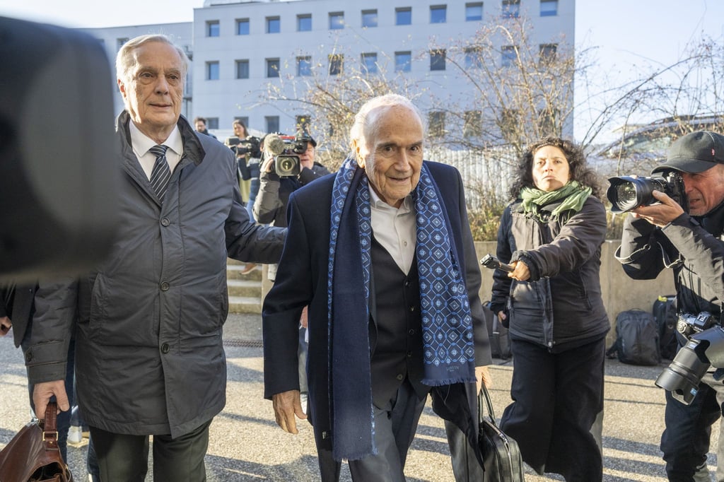 Joseph Blatter (r) muss sich wegen einer Millionenzahlung erneut vor Gericht verantworten.