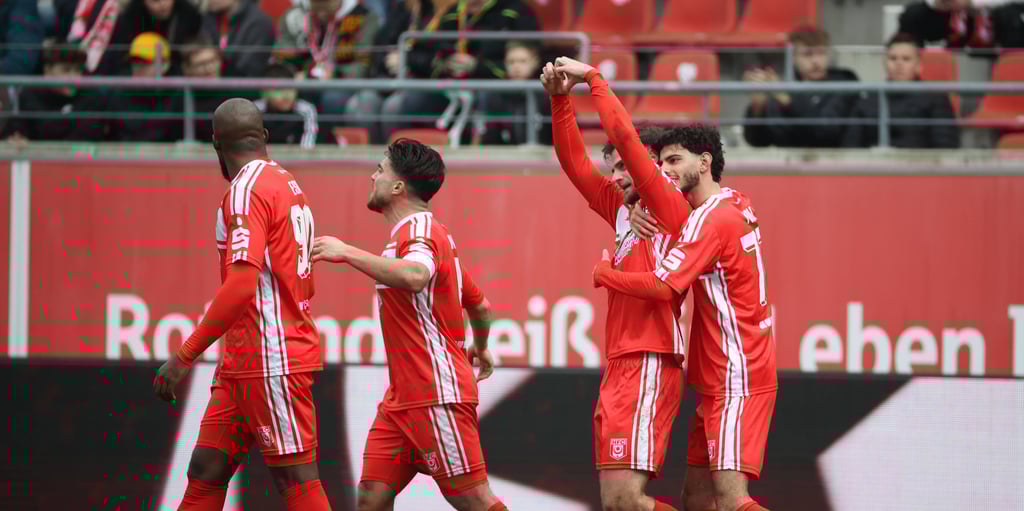 Max Kule (2.v.r.) sendet nach seinem Tor Herzensgrüße an seine Familie.