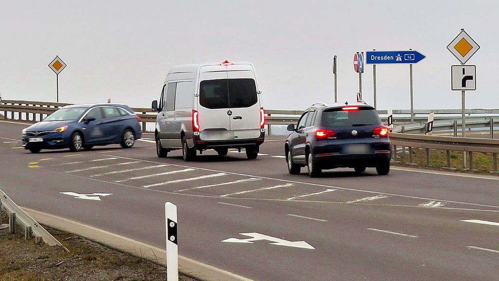 Die Abfahrtsspur an der A14-Anschlussstelle bei Lüderitz mündet in eine abbiegende Hauptstraße. Wer hier geradeaus fahren möchte, muss nun den Kraftfahrern, die von der Autobahn kommen, Vorfahrt gewähren.