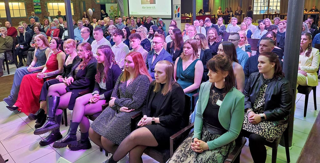 Gefeiert wurden die Absolventen des Bildungszentrums für Gesundheitsberufe im Halber 85.