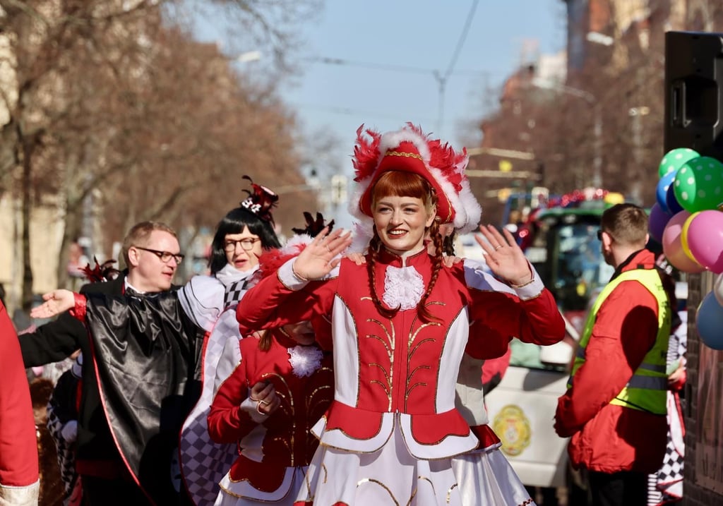 "Hallas Helau!" Mehr als 1.200 Närinnen und Narren ziehen zum Rosenmontagsumzug durch Halles Straßen.