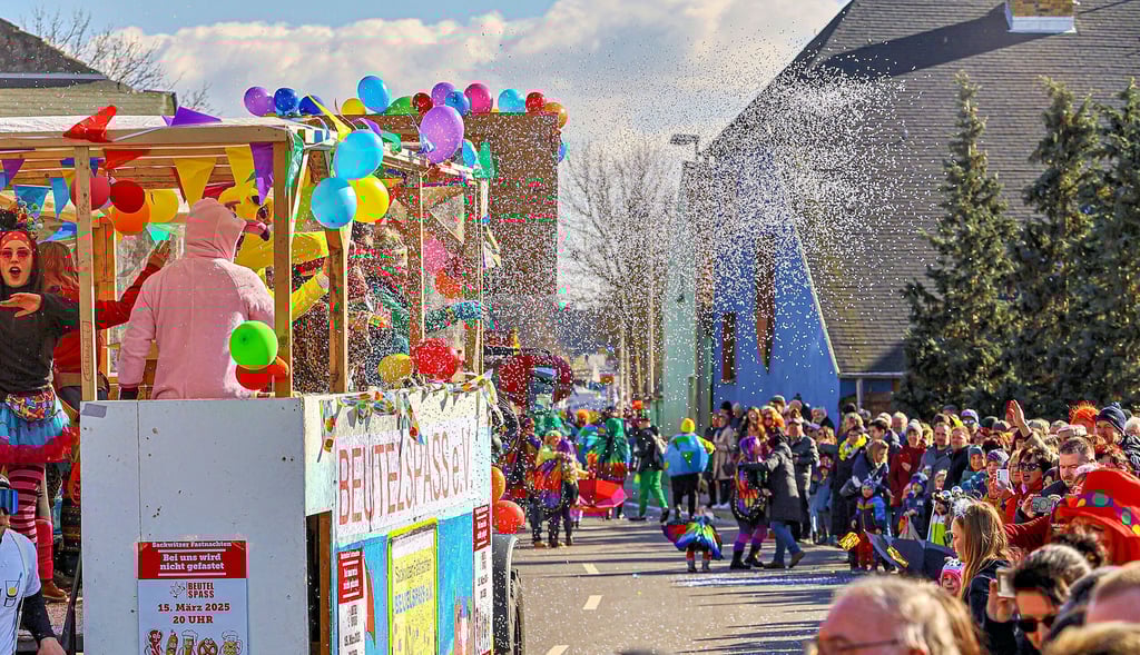Stimmung und Konfetti in Trebitz: Zum Umzug kamen am Sonntag Tausende Menschen, um Karneval zu feiern.