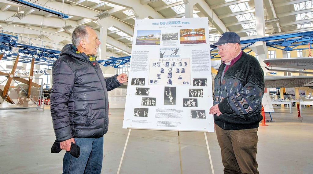Roland Bissot und Gerd Fucke (l.) präsentieren die Schautafel, die an die Eröffnung der ZAB-Halle erinnert und im Technikmuseum zu sehen ist.