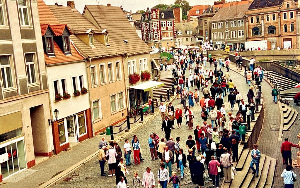 Zahlreiche Besucher strömten bereits 1996, beim ersten Sachsen-Anhalt-Tag in Bernburg, über die Fußgängerbrücke in die Bernburger Talstadt (und umgekehrt).