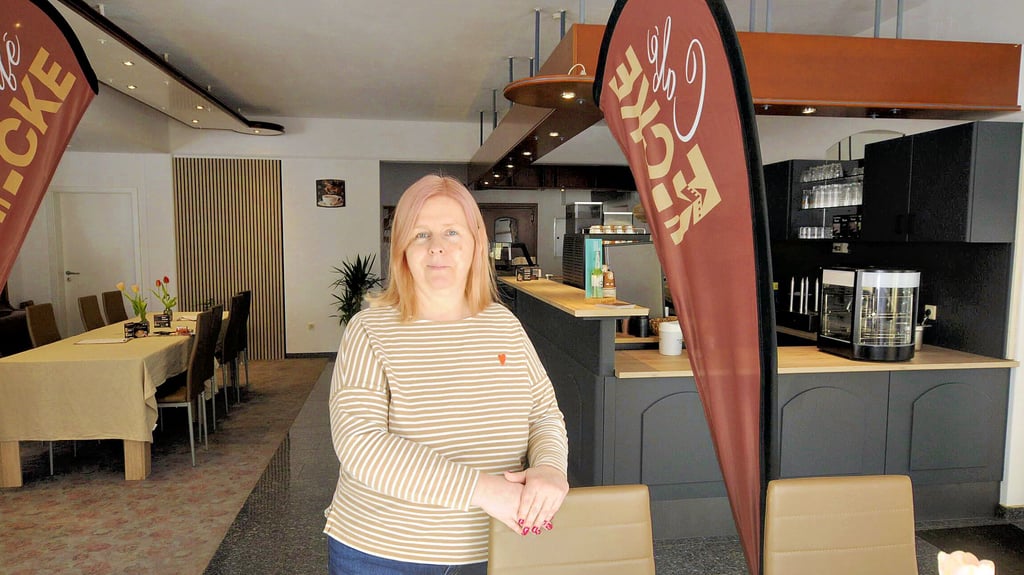 Neue Pächterin: Frances Börner steht in dem zum Café umgestalteten Gastraum, wo sie dienstags bis sonntags ab sechs beziehungsweise sieben Uhr morgens Frühstück für (Hotel-)Gäste, Einheimische und Handwerker anbieten will.