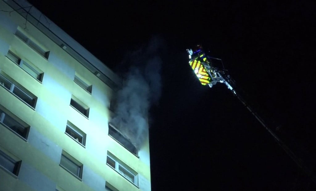 Die Feuerwehr beim Löschen des Brandes in einem Mehrfamilienhaus in Ronnenberg.