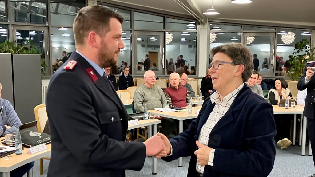 Thales Stadtratspräsidentin Cornelia Sieker (CDU) beglückwünscht Daniel Goldschmidt.