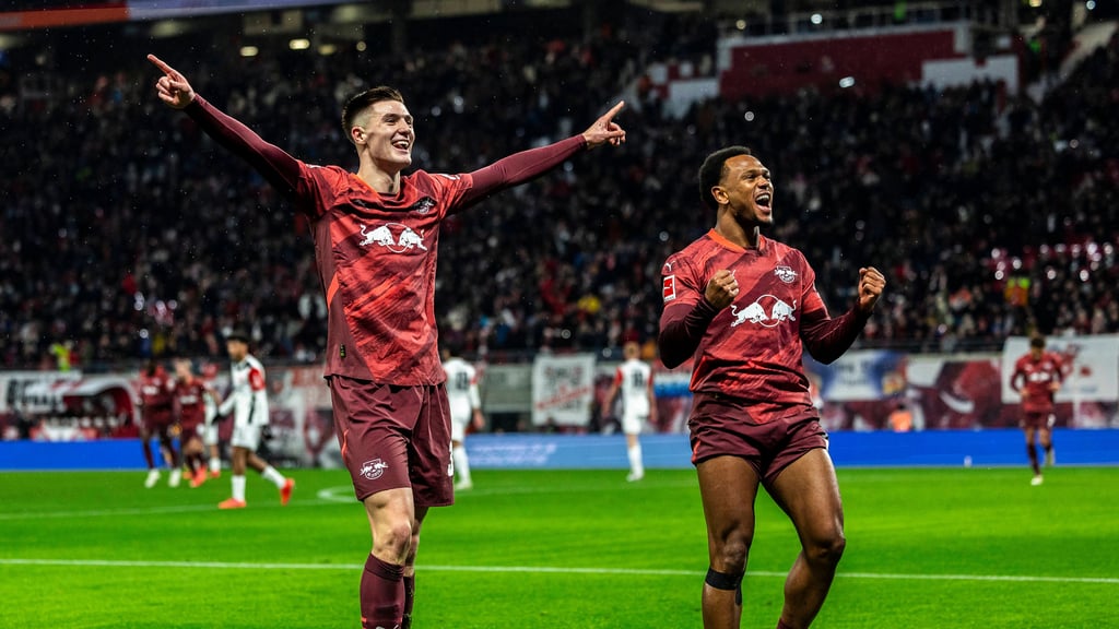 Benjamin Sesko und Lois Openda (r.) bejubeln ein Tor für RB Leipzig.