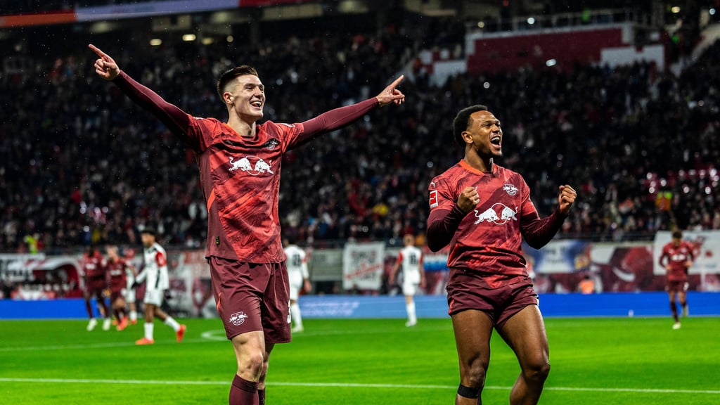 Benjamin Sesko und Lois Openda (r.) bejubeln ein Tor für RB Leipzig.