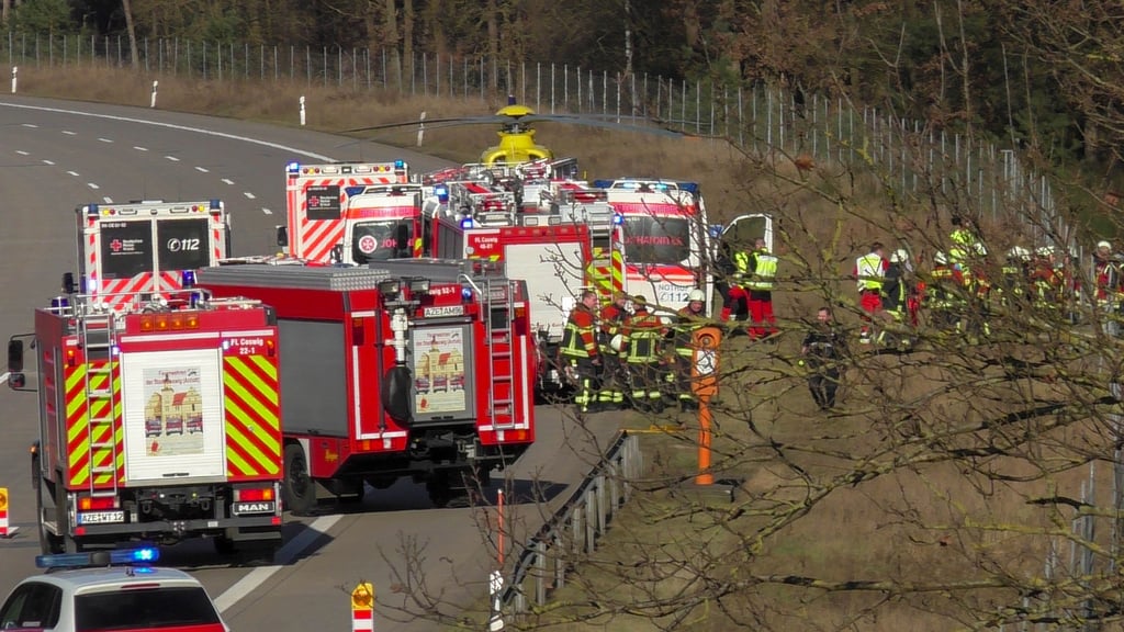 Tödlicher Unfall auf der A9 bei Coswig. Zahlreiche Rettungskräfte versorgten die Schwerverletzten auf der Autobahn. 