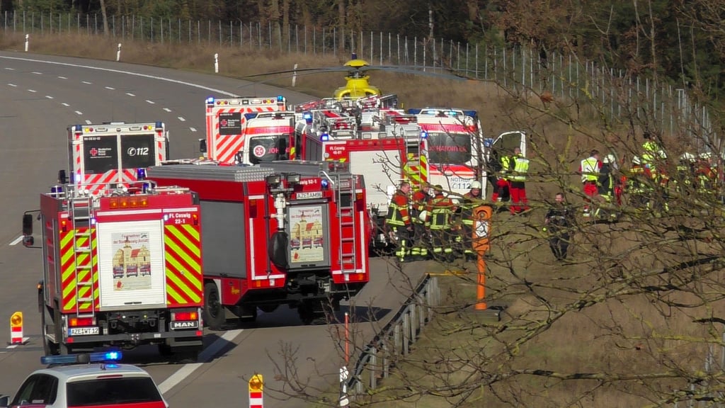 Tödlicher Unfall auf der A9 bei Coswig. Zahlreiche Rettungskräfte versorgten die Schwerverletzten auf der Autobahn. 