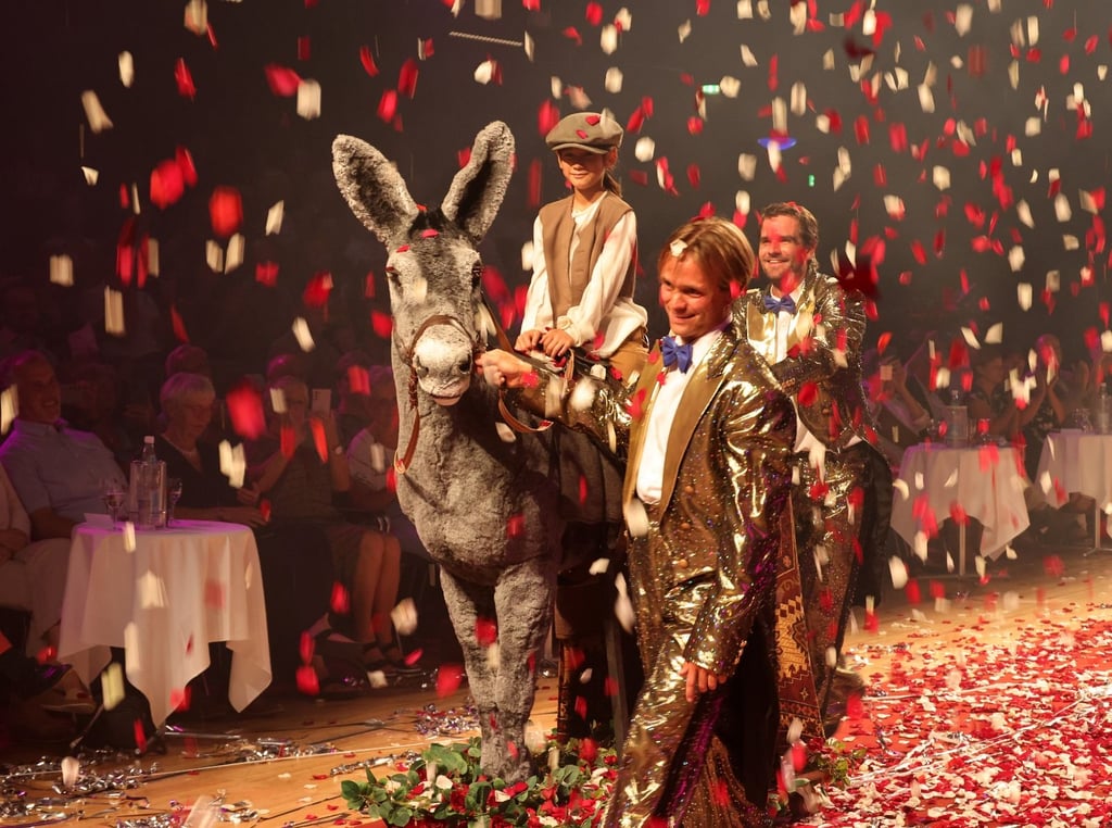Preisverleihung 2024: "Der Esel, der auf Rosen geht" zieht in den Saal des Neuen Theaters ein.