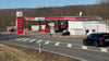 Ein Räuber bedrohte eine Frau in einer Tankstelle in Mansfeld mit einer Schusswaffe.