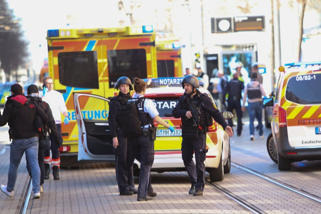 In der Mannheimer Innenstadt ist ein Fahrzeug in eine Menschenmenge gefahren. Dabei kamen zwei Menschen ums Leben.