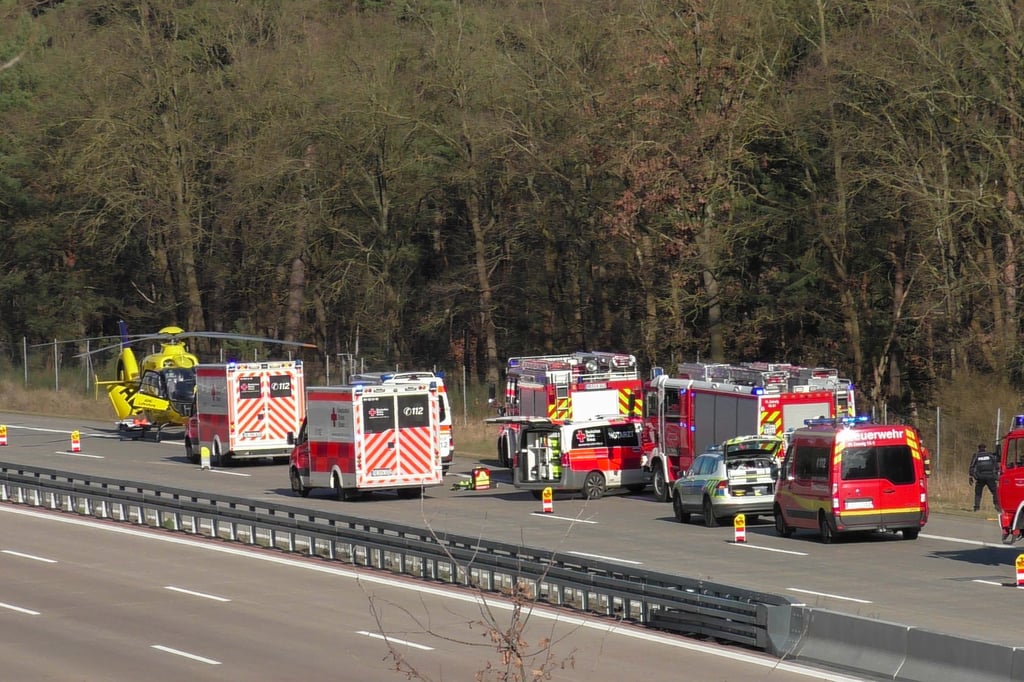 Rettungshubschrauber im Einsatz nach Unfall auf der A9: Ein Großaufgebot an Rettungskräften kam den Verletzten zu Hilfe.