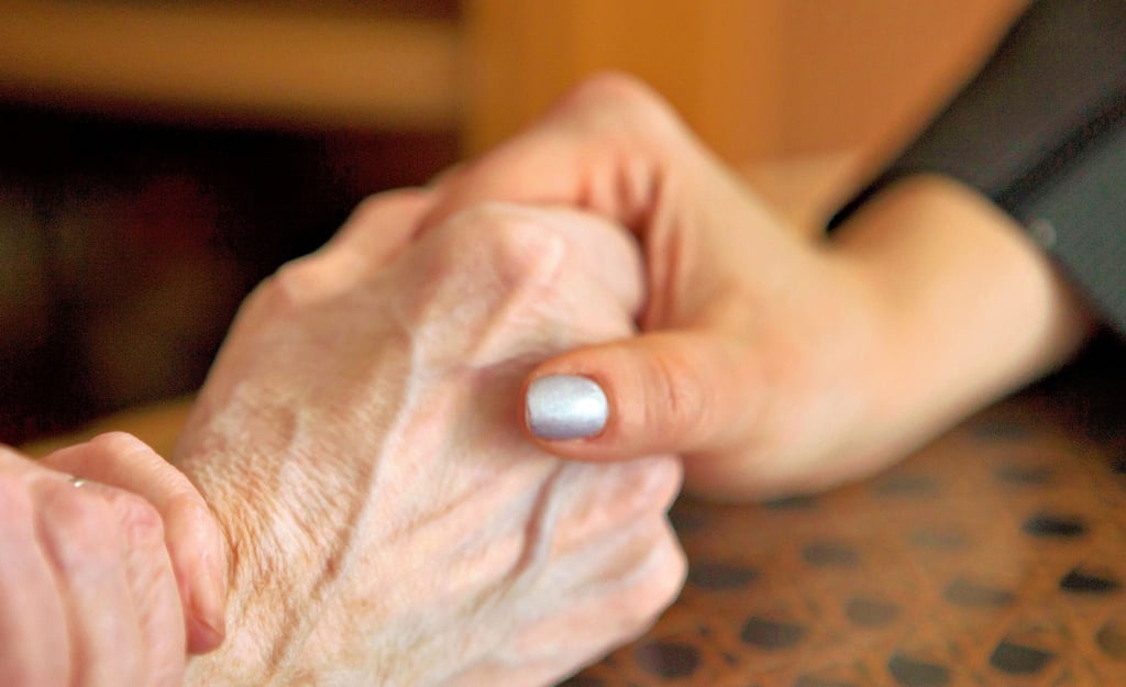 Wenn das Geld der Eltern für ihren Platz im Pflegeheim nicht reicht, können unter Umständen die Kinder zur Kasse gebeten werden.