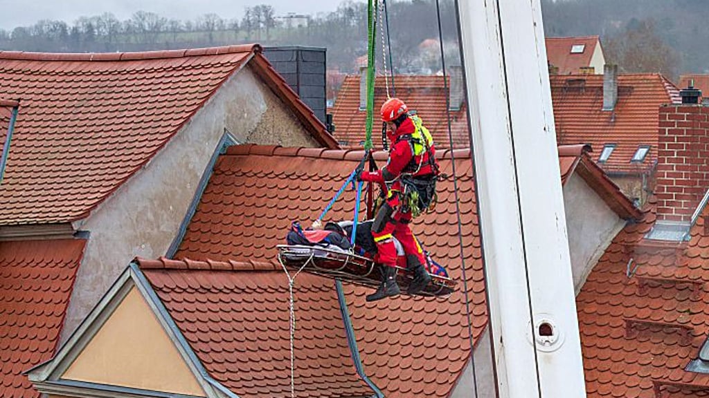Rettungseinsatz für einen Kranken im Naumburger Steinweg.