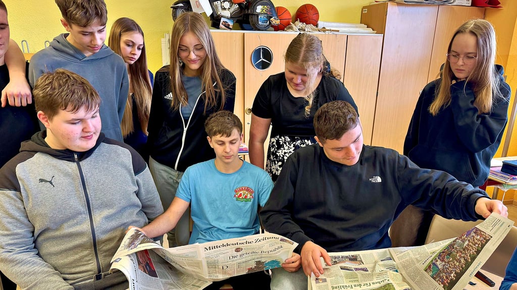 Bevor die Achtklässler dem MZ-Reporter  ihre  Fragen stellen, wird   erst die  aktuelle MZ-Ausgabe  studiert.