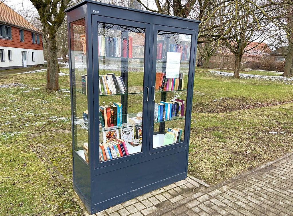 In einigen Regionen gehören Bücherschränke bereits zum Stadtbild, wie hier in einem Dorf nahe Braunschweig.