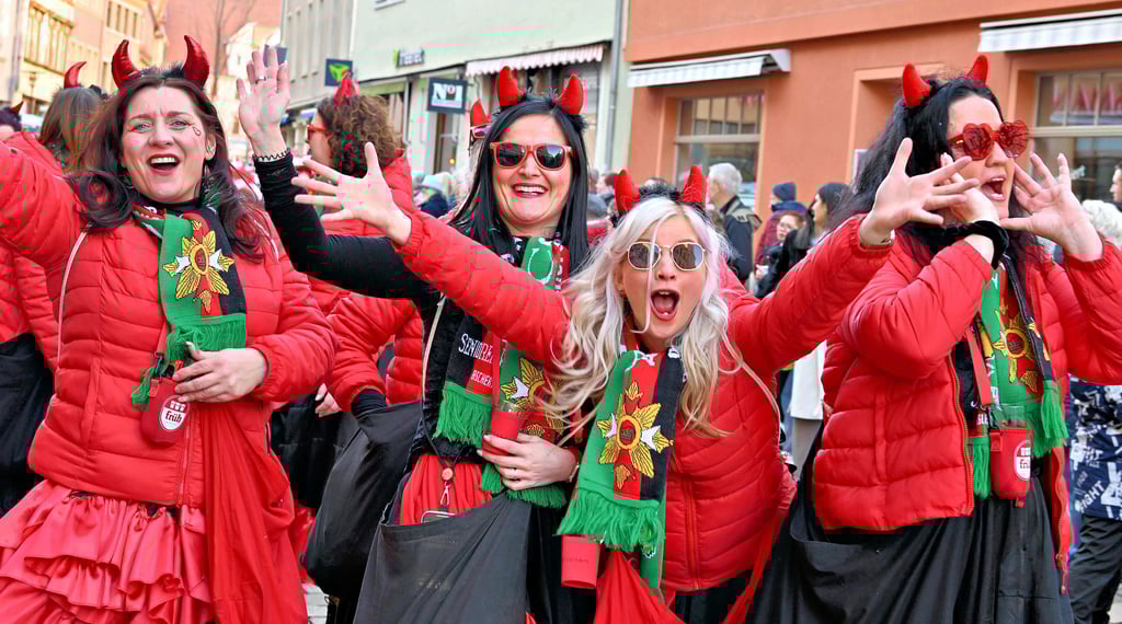 Damen des Aschersleber Carneval Clubs (ACC) heizen die Stimmung an.