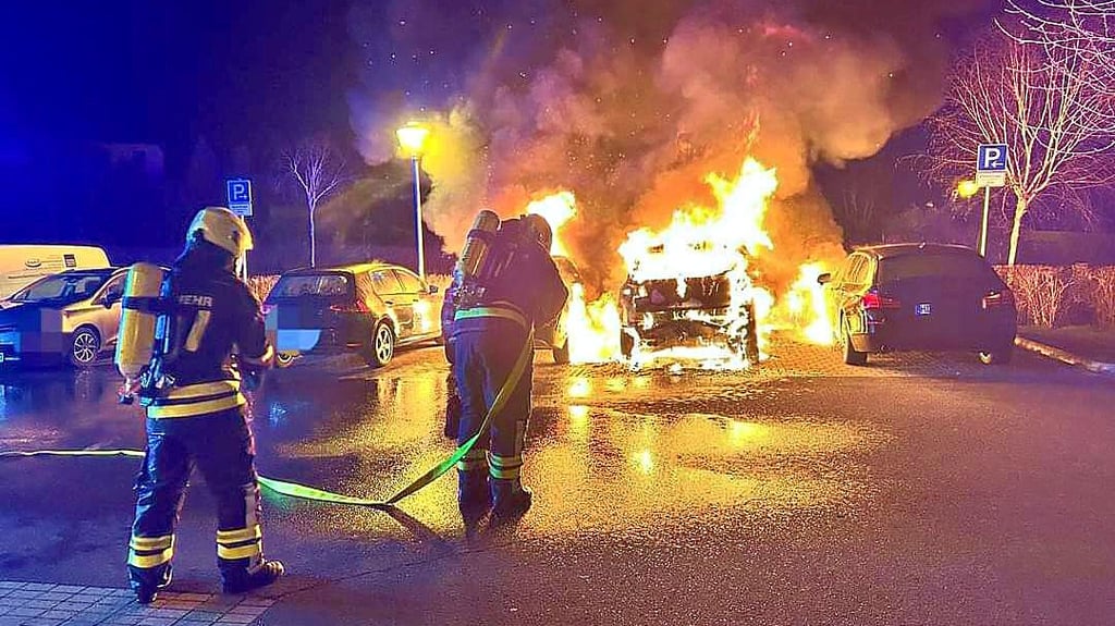 Ein Auto hat in der Nacht zum 15. März auf dem Parkplatz gegenüber den Stadtwerken in Haldensleben gebrannt. Die Freiwillige Feuerwehr Haldensleben löschte den Brand, konnte aber nicht verhindern, dass auch drei daneben stehende Autos so stark beschädigt wurden, dass ein wirtschaftlicher Totalschaden entstand.