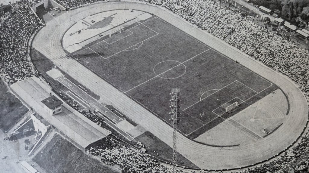Das proppevolle Ernst-Grube-Stadion beim Heimsieg des 1. FC Magdeburg gegen Carl Zeiss Jena am 3. März 1972.