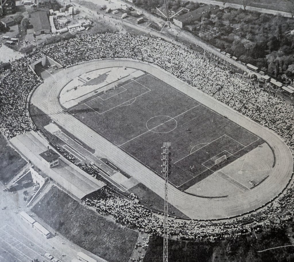 Das proppevolle Ernst-Grube-Stadion beim Heimsieg des 1. FC Magdeburg gegen Carl Zeiss Jena am 3. März 1972.