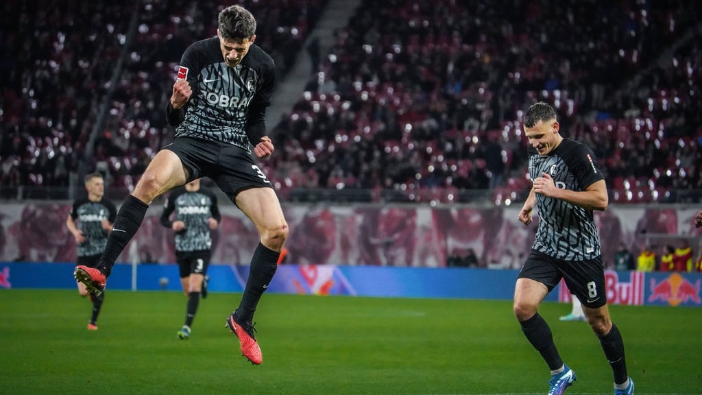 Der Freiburger Merlin Röhrl erzeilt im Spiel gegen RB das 1:1