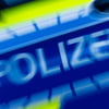 Unbekannte haben in der Silvesternacht einen Mann angegriffen und einen Zigarettenautomaten gesprengt.