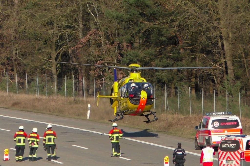 Tödlicher Unfall auf der A9 bei Coswig: Auch ein Rettungshubschrauber war auf der A9 im Einsatz.