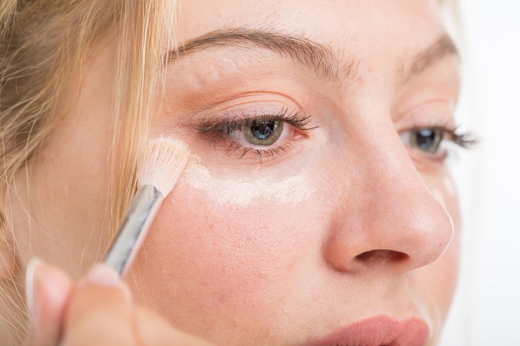 Leichte Augenringe lassen sich mit einem Concealer kaschieren.