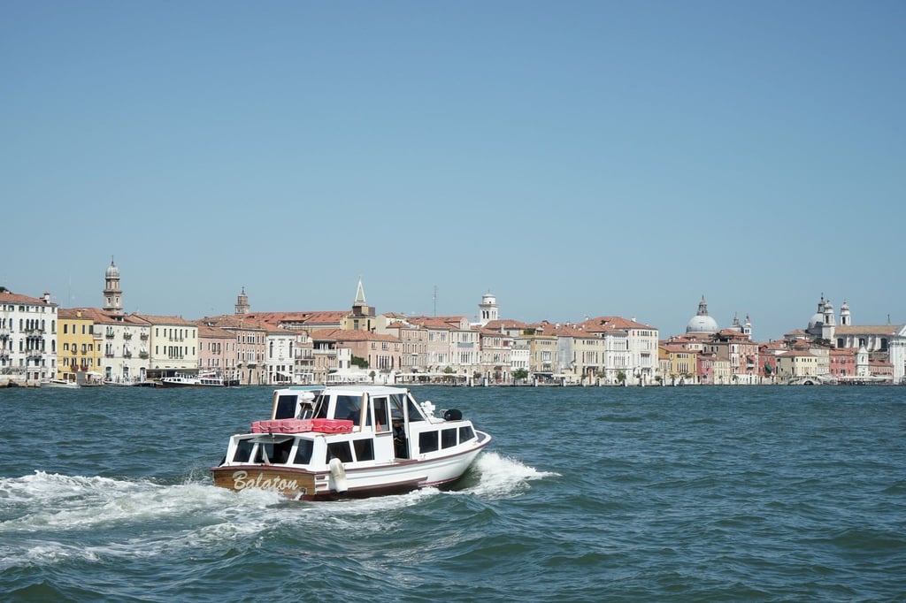 Die Lagunenstadt vom Wasser aus: Mit einem Boot vor Venedig zu cruisen, ist ein besonderes Erlebnis.