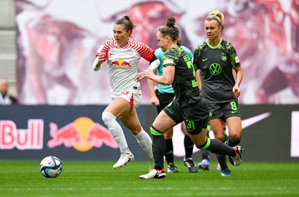 Sandra Starke (l.) bleibt zwei weitere Jahre bei RB Leipzig