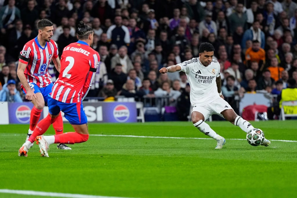 Rodrygo (r) von Real Madrid trifft zum 1:0.