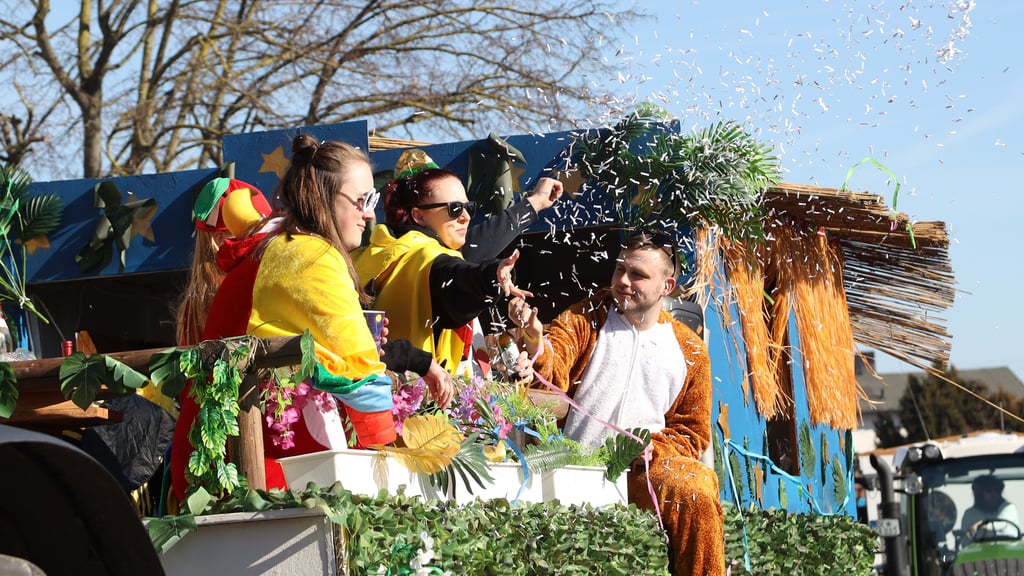 Mit über 20 Wagen, dutzenden Fußtruppen und insgesamt etwa 700 Teilnehmern ist der Rosenmontagsumzug durch Groß Ammensleben gerauscht. Über 1.000 Zaungäste verfolgten das Spektakel. Auch in diesem Jahr haben befreundete Vereine mitgemacht.