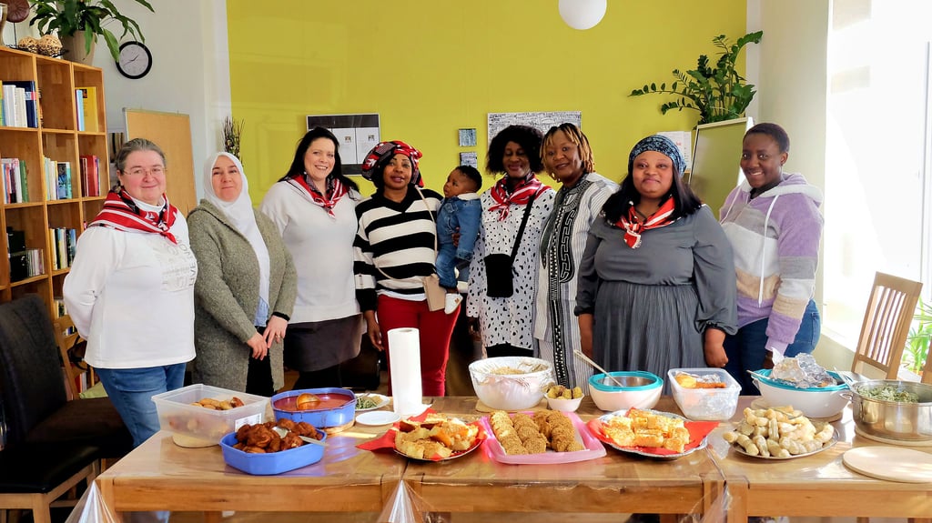 Birgit Maßny, Basima Al Tayeb, Sandra Kraus, Justine Nadege, Kabore Alice, Alizeta Zoungrana, Raima Aldoulaye und Asah Harriette (v.l.) im Nachbarschaftstreff Wittenberg