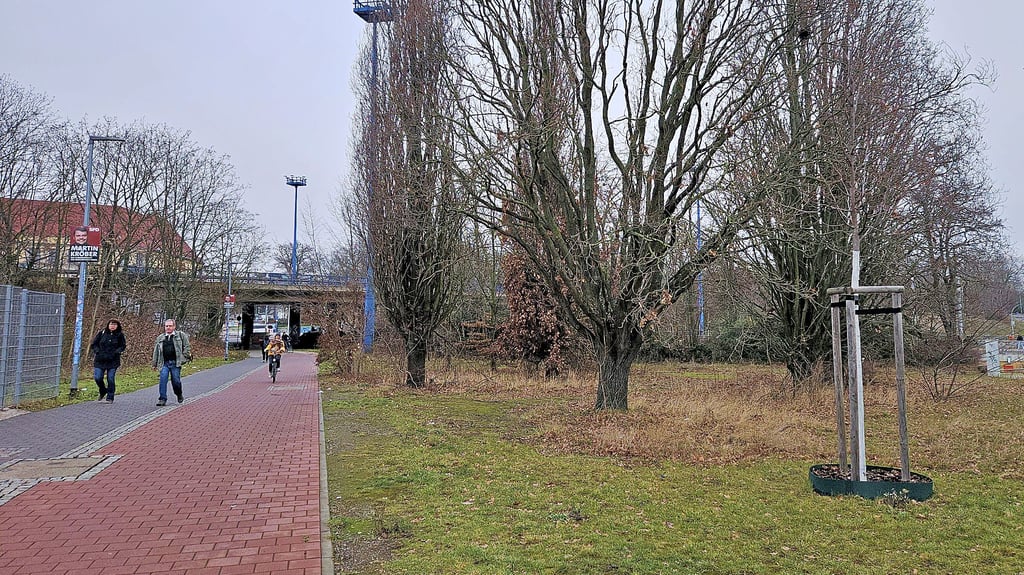 Das Fahrradparkhaus würde an dem Weg zwischen Damaschkeplatz und Busbahnhof entstehen.