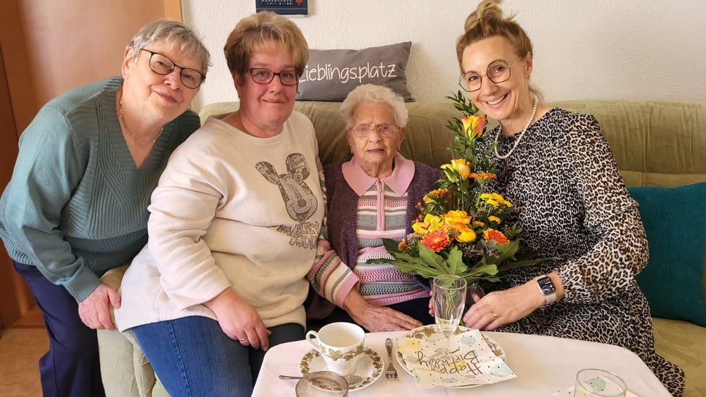 Freuen sich mit Jubilarin Anneliese Kleie über den 100. Geburtstag: Tochter Bärbel Hartung (l.), Sina Werner-Gzyb, Chefin des Pflegedienstes (r.), und Pflegedienstmitarbeiterin Sylvia Weiß (2.v.l.).
