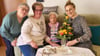 Freuen sich mit Jubilarin Anneliese Kleie über den 100. Geburtstag: Tochter Bärbel Hartung (l.), Sina Werner-Gzyb, Chefin des Pflegedienstes (r.), und Pflegedienstmitarbeiterin Sylvia Weiß (2.v.l.).