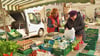 Händlerin Roswitha Einecke (links), hier mit Kundin Monika Reusch aus Eisleben, steht seit mehr als 20 Jahren auf dem Wochenmarkt.