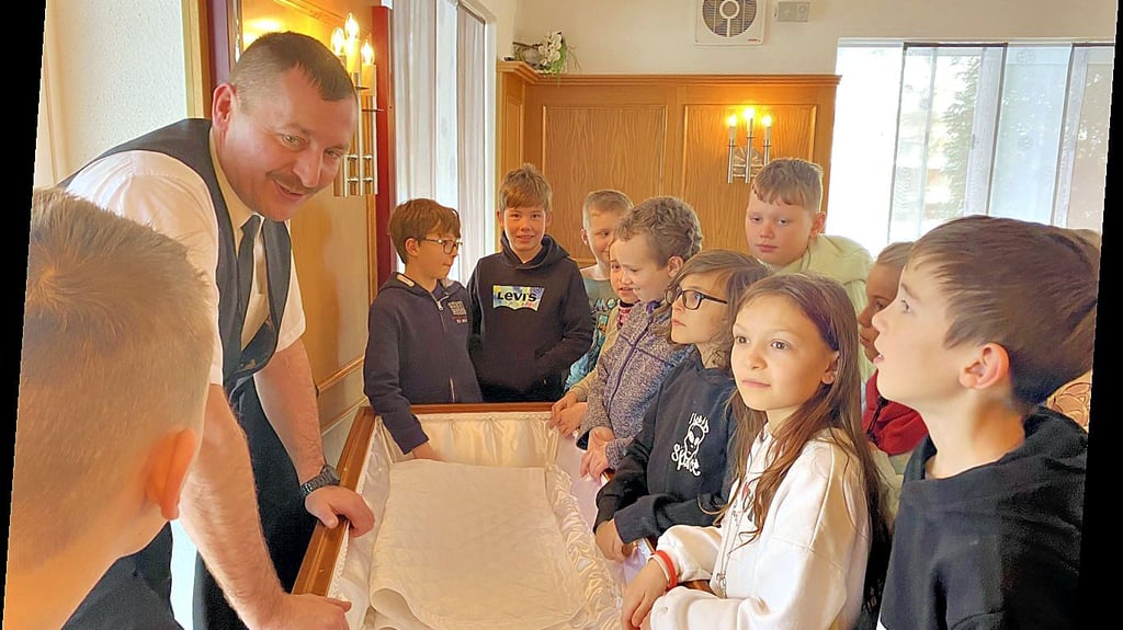 Die Schüler durften sich zusammen mit Bestatter Norman Stadler einen Sarg ganz genau ansehen.