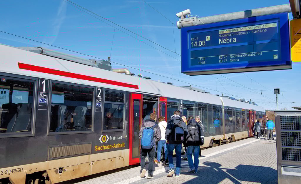 Der Zug rollt wieder auf der Strecke der Unstrutbahn. Den Betrieb der Regionalbahnlinie 77 hat „Start Mitteldeutschland" übernommen.