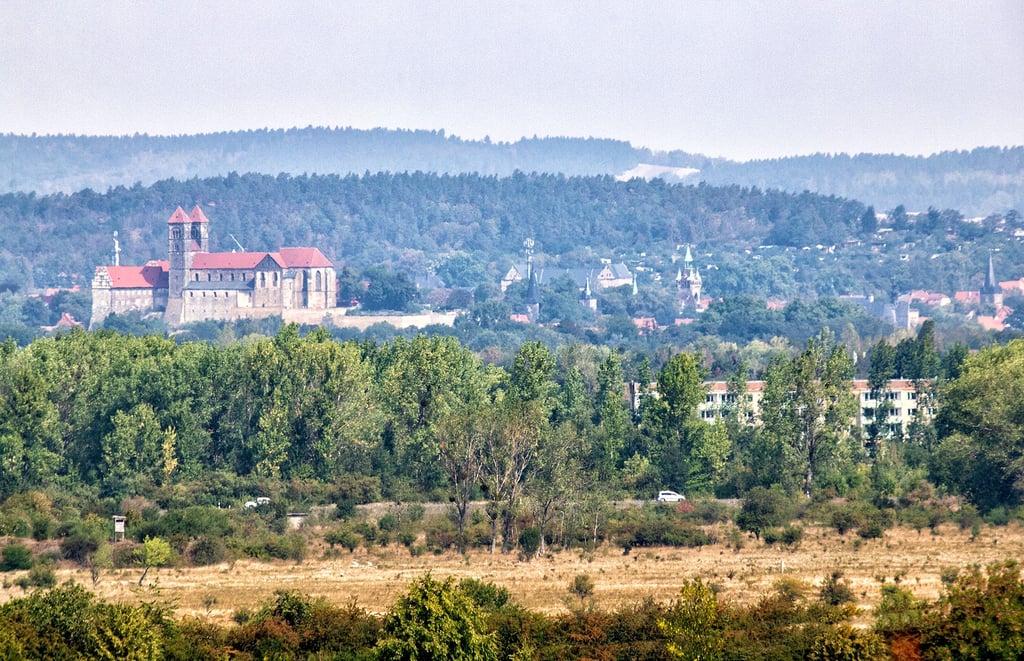 Lange und viel diskutiert worden ist über die Sichtachsen wie diese, die das Archivfoto zeigt: Von Gernrode aus geht der Blick über Quarmbeck zum Quedlinburger Stiftsberg.