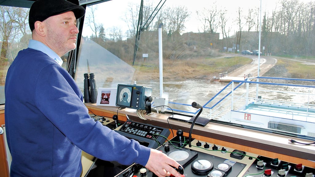 Fährmann Dennis Kowalewski fährt mit viel Fingerspitzengefühl die Anlegestelle Ferchland an.