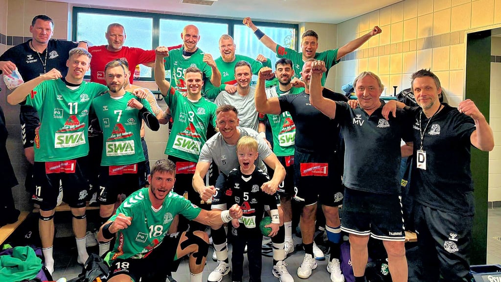 Jubel nach dem Schlusspfiff in der Kabine des HC Aschersleben – das Team feierte einen deutlichen Auswärtssieg in Oebisfelde.