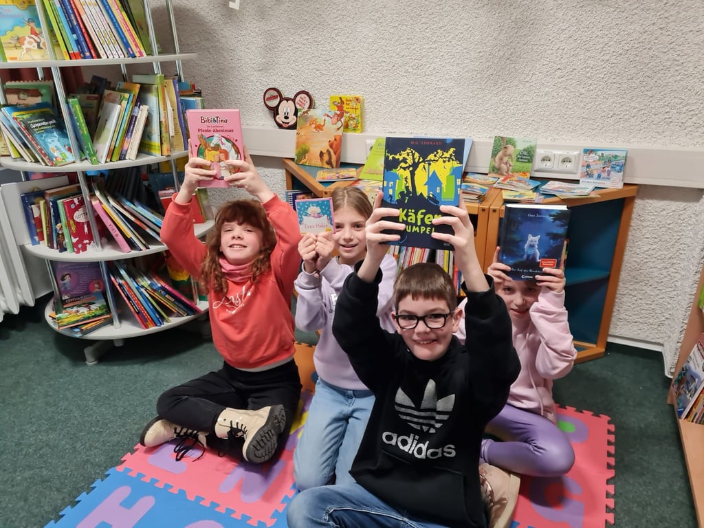 Freude bei den Schülern über die neuen Bücher in ihrer Bibliothek.