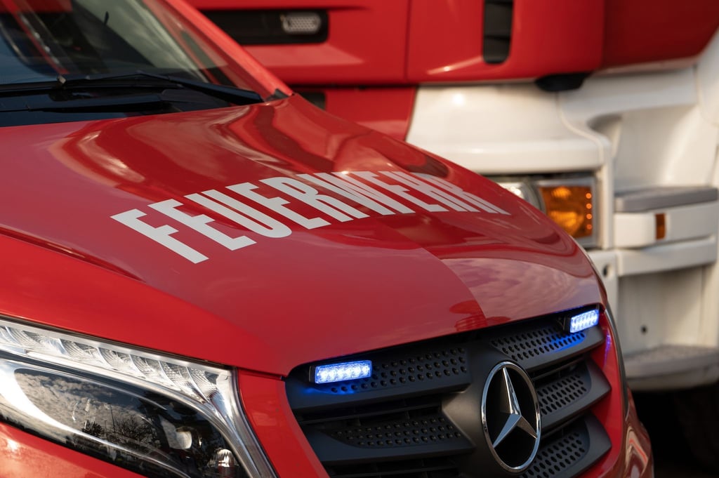 Die Feuerwehr ist zu einer Explosion gerufen worden. (Symbolbild)